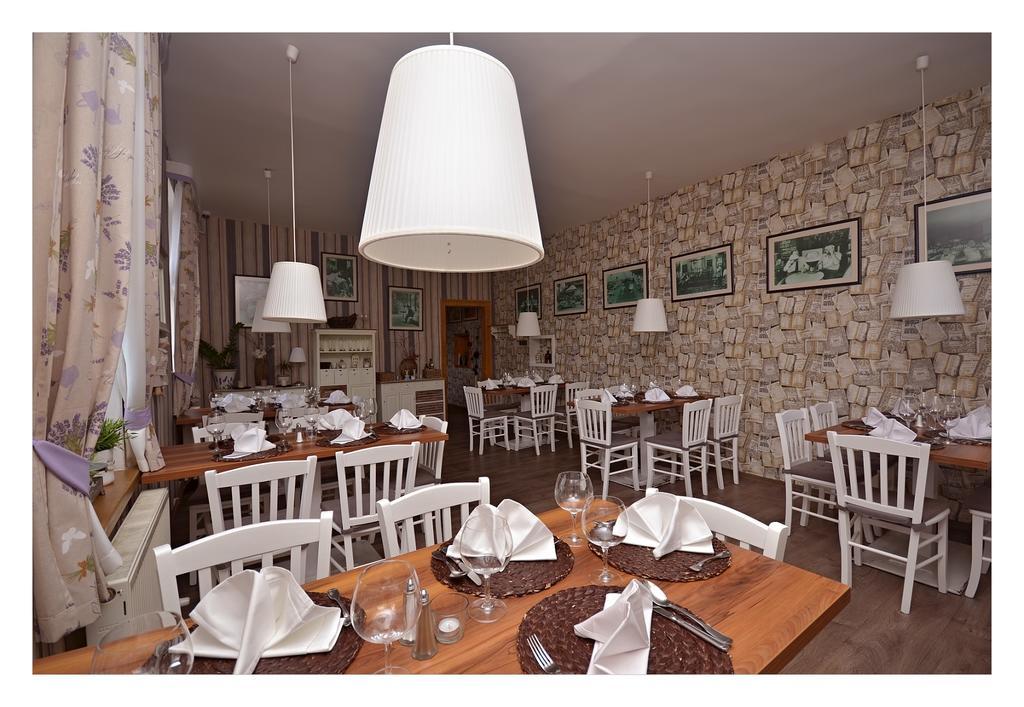 Hotel Restaurace Stara Lipa à Česká Lípa Extérieur photo