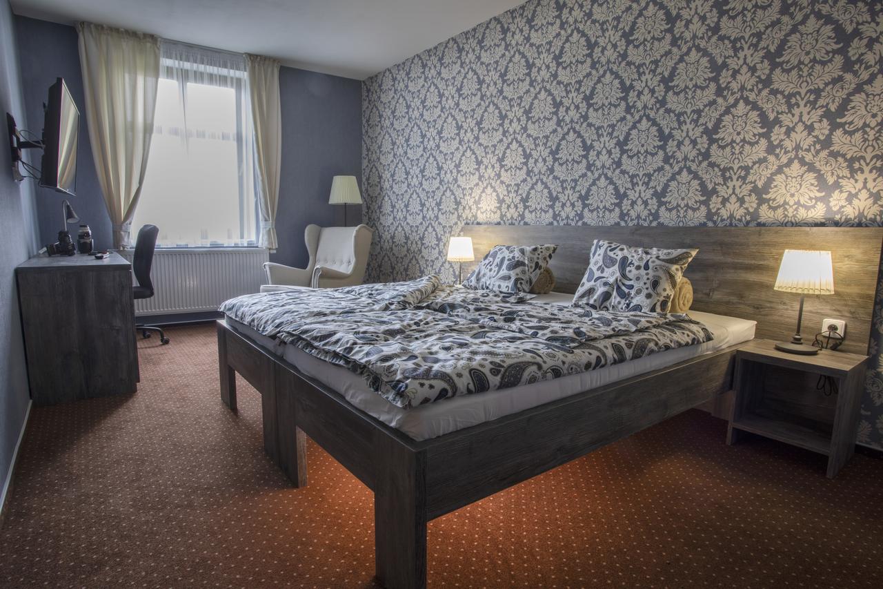 Hotel Restaurace Stara Lipa à Česká Lípa Extérieur photo